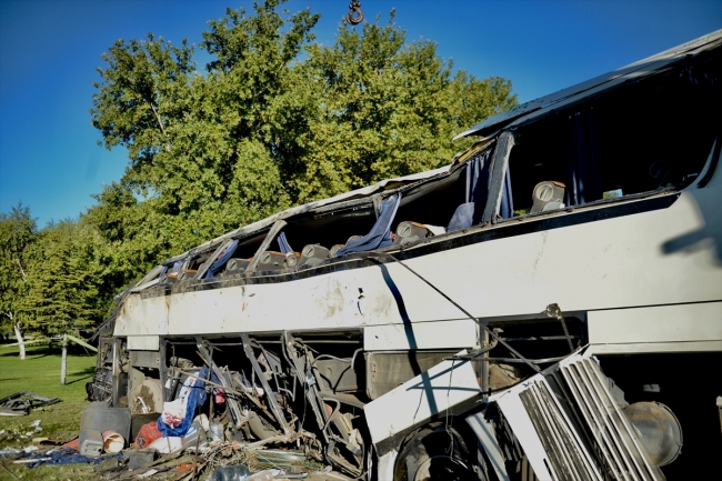 Eskişehir'de servis otobüsü devrildi: 2 işçi hayatını kaybetti